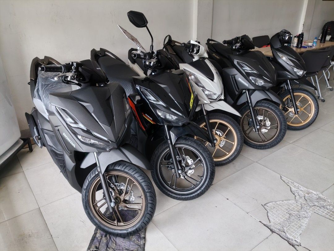 Honda Click 125 (Standard & Smart Edition) (Category: Motorbikes for Sale) located in Las Pinas. Submitted by quimberlee (Listing ID 1457154034, Image 1). Description: Got a few Honda Click 125 scooters here. All look sharp and ready to ride. Some have gold rims, others have bronze. Great for getting around town. Come check them out..