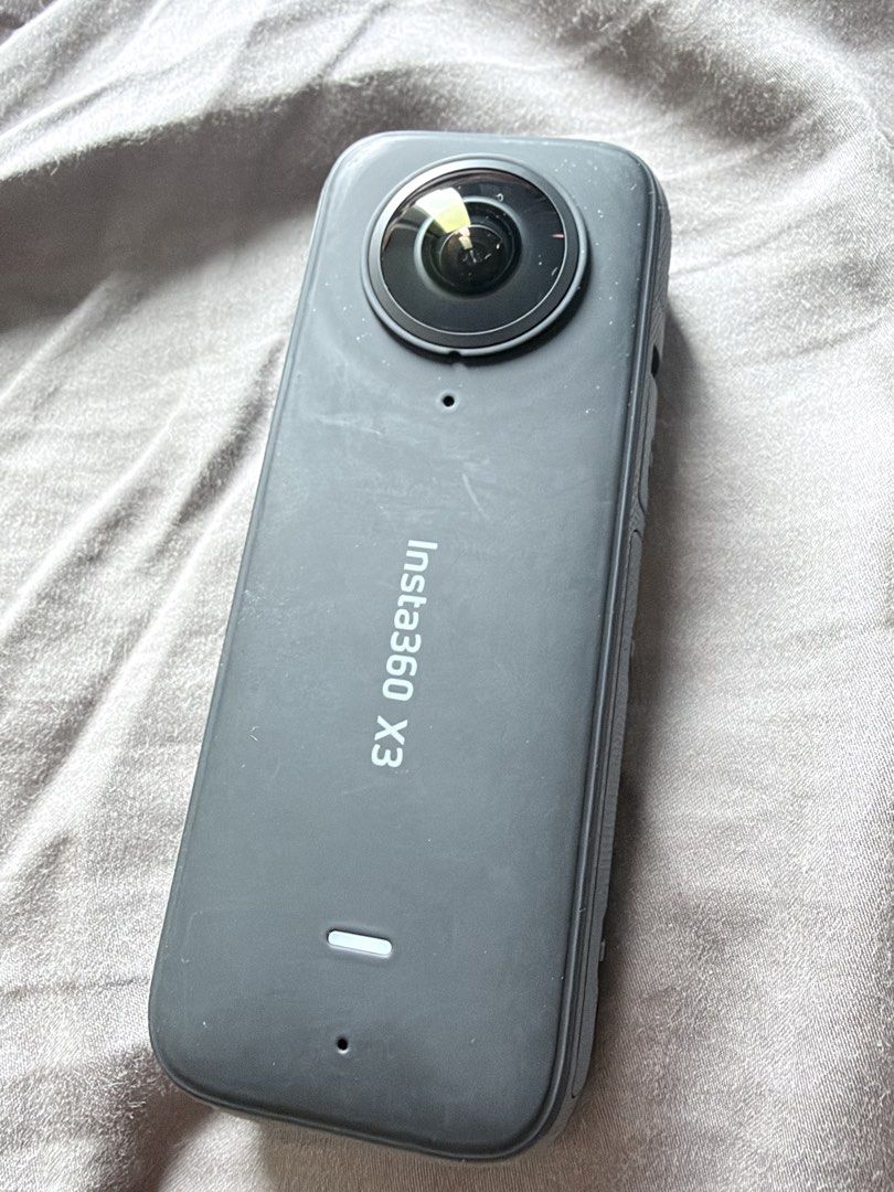 Insta360 X3 360 Action Camera （分類：攝錄機）位於 Hong Kong。 由 rfviewer 提交（商品編號 1457160286，圖片 1）。簡介： X3 本體 鏡頭套 2個原廠電池 三腳架自拍棍。