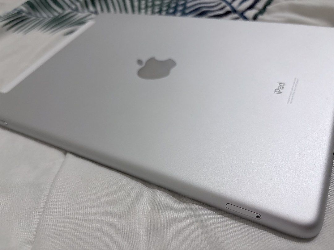 iPad 7th (Category: iPad) located in Kuala Lumpur. Submitted by ella11_ (Listing ID 1457201344, Image 3). Description: 🤍 iPad 7th Gen — Silver 32GB Still looking fresh & well-kept ✨ 📶 Can insert SIM Card 🔋 Battery still tahan lama 📱 Condition: 9/10 macam baru (sbb jrg guna) 💾 32GB storage 🎀 Silver colour Perfect untuk study, Netflix, games , notes & daily use 🫶🏻 💰 RM550 ONLY (can nego if pandai ambil hati) hehe 📩 DM if interested!.