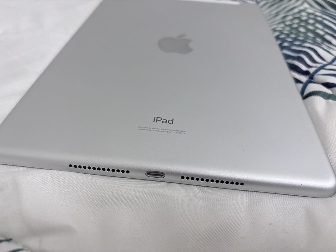 iPad 7th (Category: iPad) located in Kuala Lumpur. Submitted by ella11_ (Listing ID 1457201344, Image 2). Description: 🤍 iPad 7th Gen — Silver 32GB Still looking fresh & well-kept ✨ 📶 Can insert SIM Card 🔋 Battery still tahan lama 📱 Condition: 9/10 macam baru (sbb jrg guna) 💾 32GB storage 🎀 Silver colour Perfect untuk study, Netflix, games , notes & daily use 🫶🏻 💰 RM550 ONLY (can nego if pandai ambil hati) hehe 📩 DM if interested!.