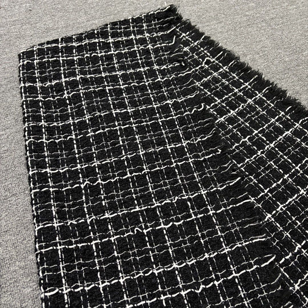 Karl Lagerfield Tweed Scarf (Category: Scarves) located in Bulacan. Submitted by issey_rack (Listing ID 1457236504, Image 3). Description: Dimension : 27 X 76 inches (Big) Condition : Gently Used Price : 2000 Pesos -Bulacan..