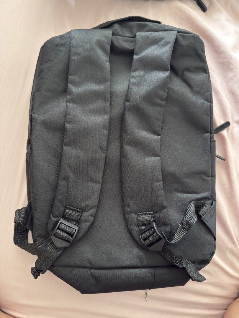 Laptop Bag (Category: Laptop Bags & Sleeves) located in Makati City. Submitted by thisisshy (Listing ID 1457211361, Image 2). Description: Black Nylon material Laptop bag Can fit 14-15" laptop.