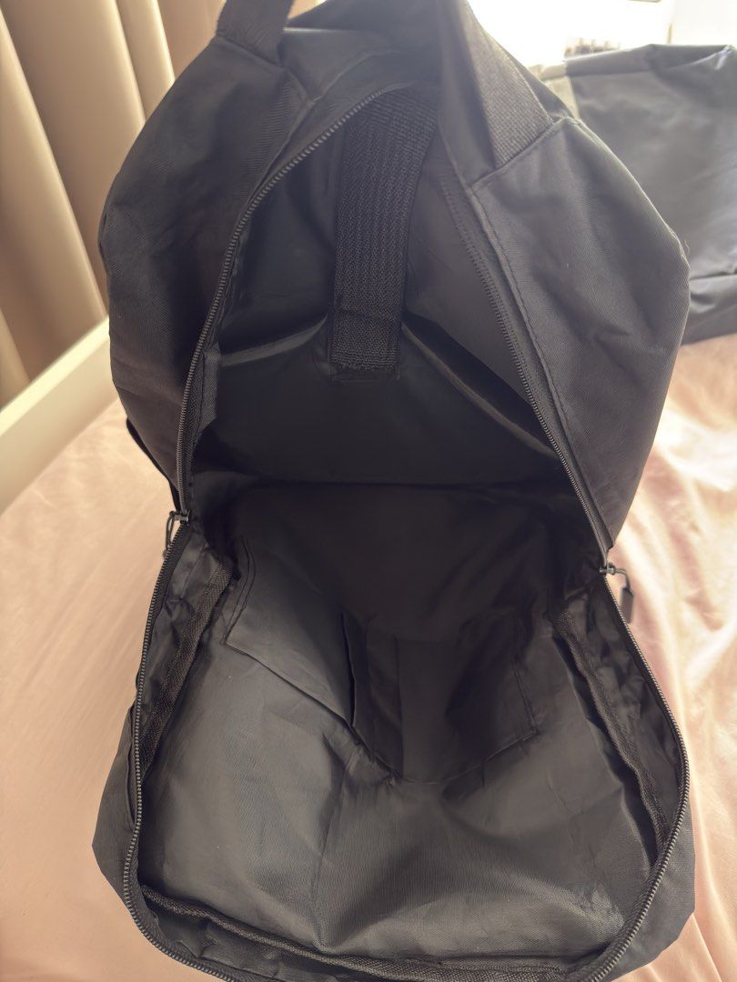 Laptop Bag (Category: Laptop Bags & Sleeves) located in Makati City. Submitted by thisisshy (Listing ID 1457211361, Image 3). Description: Black Nylon material Laptop bag Can fit 14-15" laptop.
