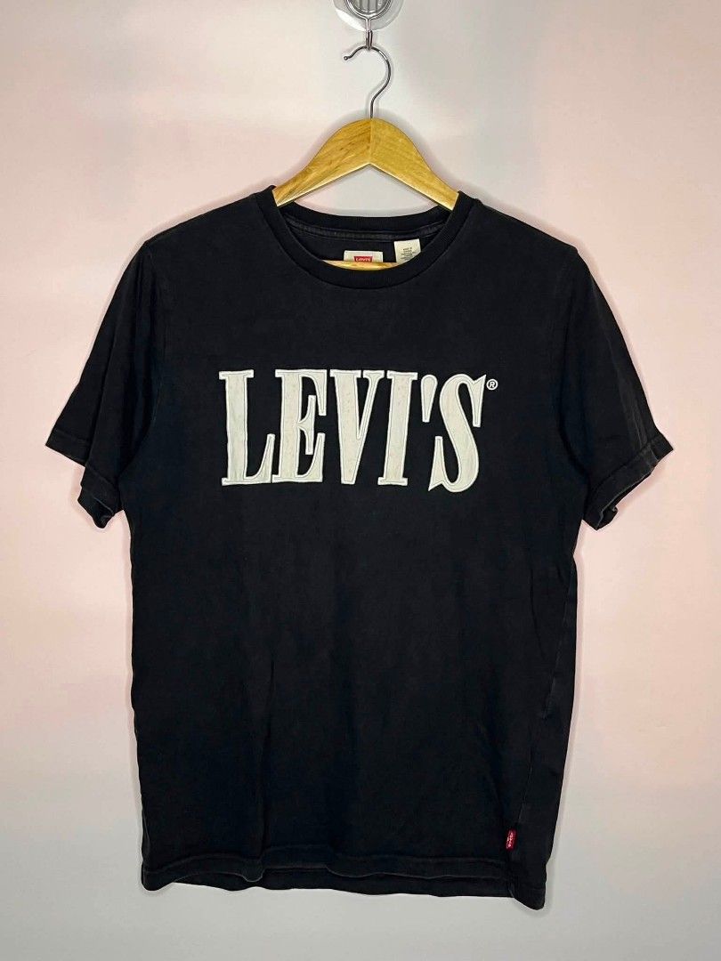 Levi's Black Graphic T-Shirt (Category: Tshirts & Polo Shirts ) located in Dumaguete. Submitted by gerlexsilva (Listing ID 1457295274, Image 1). Description: - Classic black Levi's t-shirt - Features iconic Levi's logo graphic - Made from comfortable cotton - Ideal for casual wear - Versatile: pairs well with jeans or shorts - Wardrobe essential.