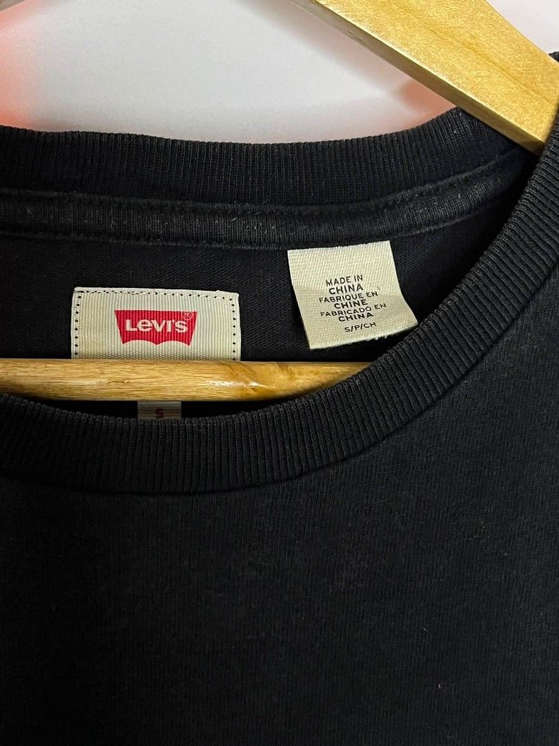 Levi's Black Graphic T-Shirt (Category: Tshirts & Polo Shirts ) located in Dumaguete. Submitted by gerlexsilva (Listing ID 1457295274, Image 2). Description: - Classic black Levi's t-shirt - Features iconic Levi's logo graphic - Made from comfortable cotton - Ideal for casual wear - Versatile: pairs well with jeans or shorts - Wardrobe essential.