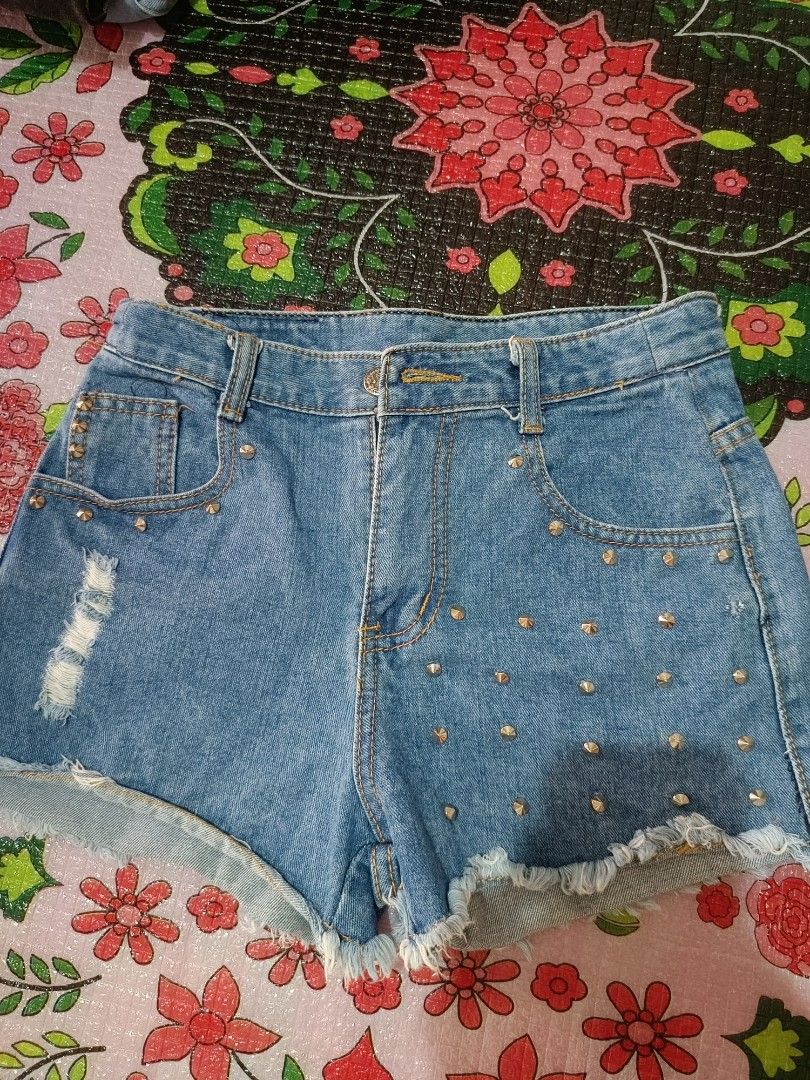 Light Wash Ripped Denim Shorts with Studs (Category: Shorts) located in Guagua. Submitted by mxrll (Listing ID 1457161195, Image 2). Description: SIZE 26 80 PESOS BOTH JNT COURIER.