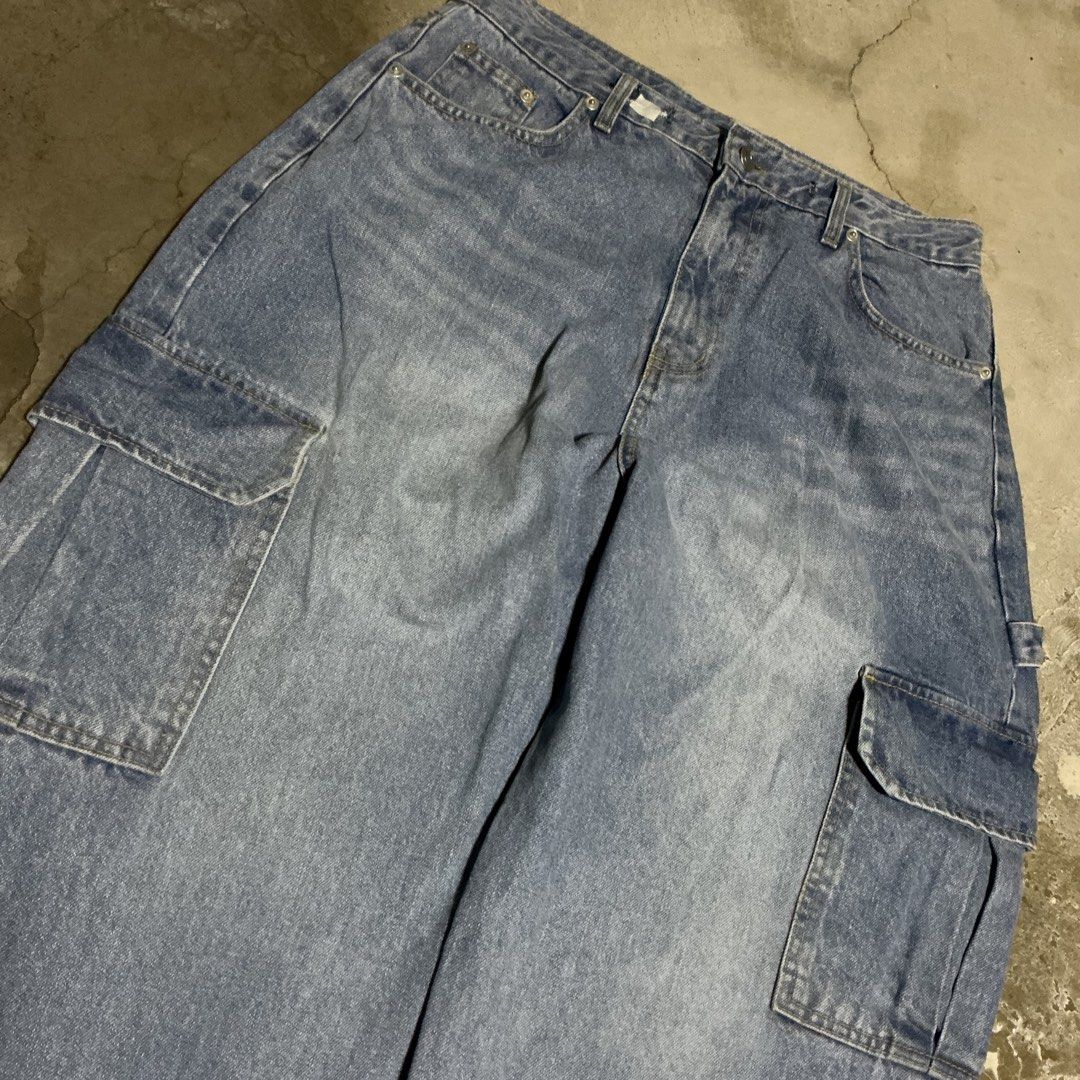 LIGHT WASHED CARPENTER BAGGY CARGO DENIM PANTS (Category: Jeans) located in Pasig City. Submitted by maj3sty (Listing ID 1457298800, Image 3). Description: LAST PRICE POSTED NA PO 🫶 OFFERS WILL NOT BE ENTERTAINED. SORRY! Type: baggy pants, super HQ fabric Measurements: (medida size) - Waist: 32-33 - Length: 44 - Thighs: 14 - Hem: 10.8 🗣️ BAGONG BAGOOO!!! GANDA! 🗣️ SUPERB QUALITY - makinis, hard, makapal, non stretch 🗣️ mahaba lang, safe naman