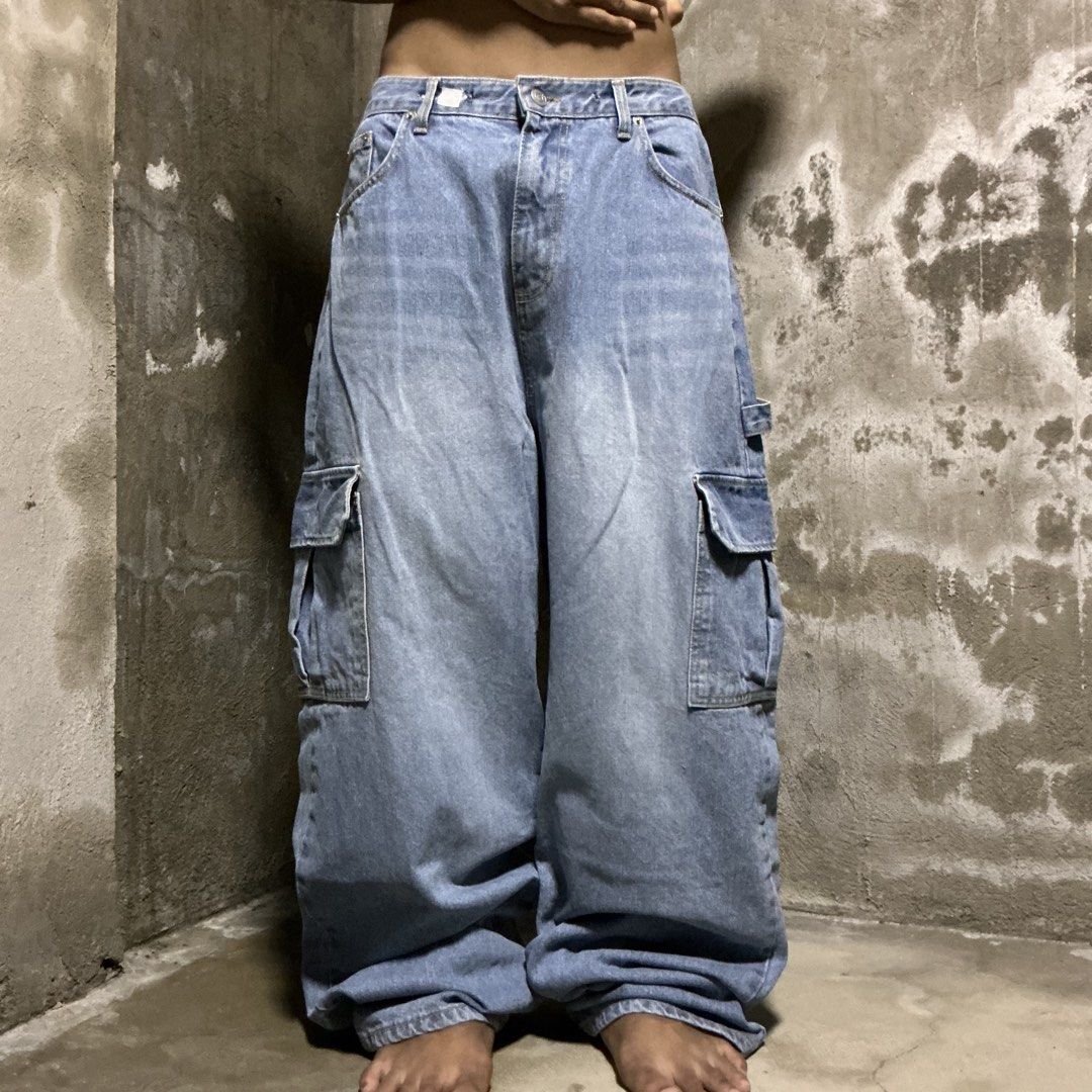 LIGHT WASHED CARPENTER BAGGY CARGO DENIM PANTS (Category: Jeans) located in Pasig City. Submitted by maj3sty (Listing ID 1457298800, Image 1). Description: LAST PRICE POSTED NA PO 🫶 OFFERS WILL NOT BE ENTERTAINED. SORRY! Type: baggy pants, super HQ fabric Measurements: (medida size) - Waist: 32-33 - Length: 44 - Thighs: 14 - Hem: 10.8 🗣️ BAGONG BAGOOO!!! GANDA! 🗣️ SUPERB QUALITY - makinis, hard, makapal, non stretch 🗣️ mahaba lang, safe naman