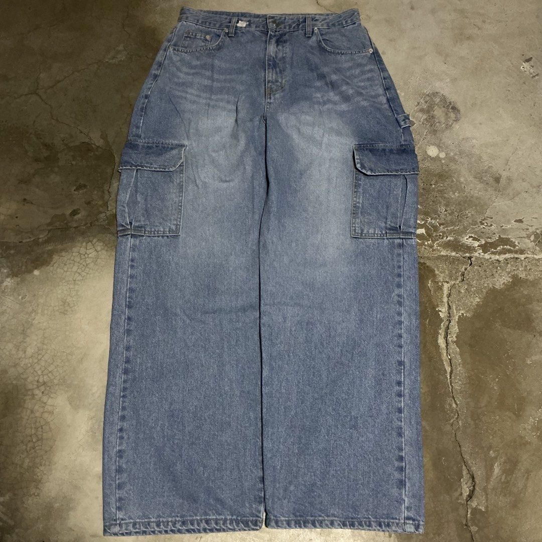 LIGHT WASHED CARPENTER BAGGY CARGO DENIM PANTS (Category: Jeans) located in Pasig City. Submitted by maj3sty (Listing ID 1457298800, Image 2). Description: LAST PRICE POSTED NA PO 🫶 OFFERS WILL NOT BE ENTERTAINED. SORRY! Type: baggy pants, super HQ fabric Measurements: (medida size) - Waist: 32-33 - Length: 44 - Thighs: 14 - Hem: 10.8 🗣️ BAGONG BAGOOO!!! GANDA! 🗣️ SUPERB QUALITY - makinis, hard, makapal, non stretch 🗣️ mahaba lang, safe naman