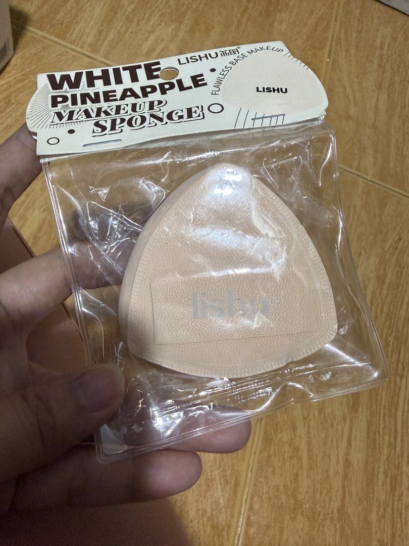 LISHU White Pineapple Makeup Sponge Flawless Base Makeup (Category: Makeup) located in Valenzuela. Submitted by cheaper_finds (Listing ID 1457279784, Image 1). Description: - LISHU White Pineapple Makeup Sponge - Triangular design for seamless base makeup application - Perfect for blending foundation and concealer - Comes in original packaging.