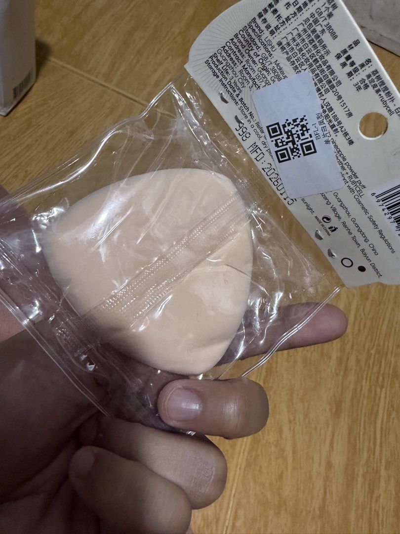 LISHU White Pineapple Makeup Sponge Flawless Base Makeup (Category: Makeup) located in Valenzuela. Submitted by cheaper_finds (Listing ID 1457279784, Image 2). Description: - LISHU White Pineapple Makeup Sponge - Triangular design for seamless base makeup application - Perfect for blending foundation and concealer - Comes in original packaging.