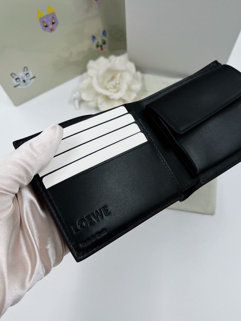 ⚜️Loewe - Wallet (Category: Luxury Bags & Wallets) located in Makati City. Submitted by 90sangel (Listing ID 1457291734, Image 3). Description: Loewe bi-fold wallet — for him, for her, for YOU. 🤎✨ Unisex + effortlessly classy = instant everyday essential. 😮‍💨 Compact, sleek, and giving that quiet-luxury energy without trying too hard. 🖤 Your wallet deserves a Loewe moment too. 😉✨ * Made from supple grained calfskin, this unisex Loewe bi-fold