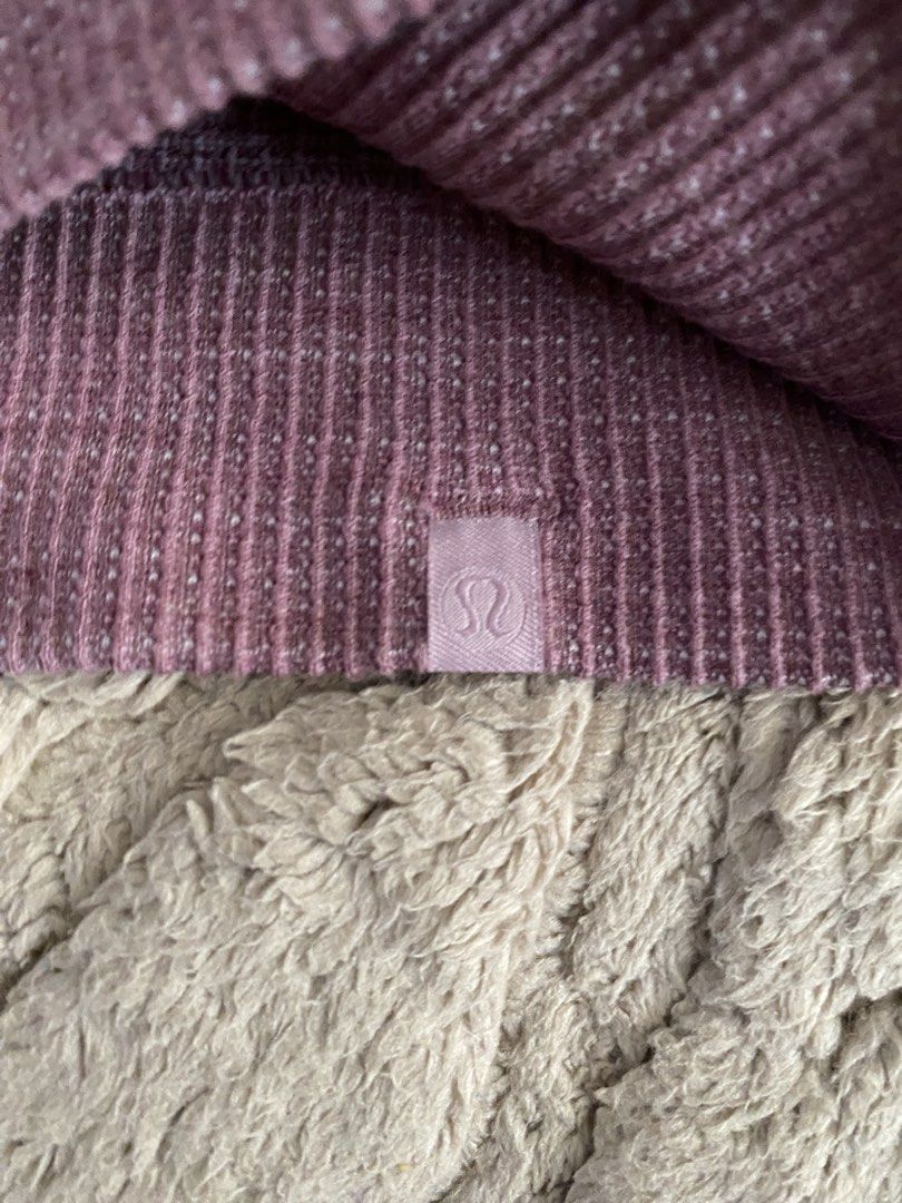 LULULEMON LONGSLEEVES (Category: Activewear) located in Cavite. Submitted by gedom (Listing ID 1457149370, Image 3). Description: LULULEMON LONG SLEEVE KNITTED STRETCH LIGHT WEIGHT EXCELLENT CONDITION SIZE DOT / TAG MISSING DIMES 13 - 16 width stretch / 23 length .
