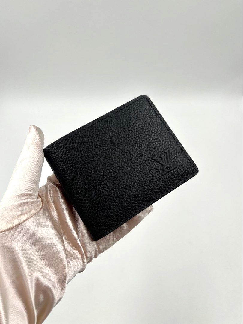 ⚜️LV - Louis Vuitton Aerogram ⋆.𐙚 ̊ - Multiple Wallet (Category: Luxury Bags & Wallets) located in Makati City. Submitted by 90sangel (Listing ID 1457290957, Image 2). Description: •Item: LV Aerogram ⋆.𐙚 ̊ wallet 🪪💳 •Size: 11.5 x 9 x 1.5 cm •Condition: As New! Giftable *Includes store box dustbag, care card and paperbag. Giftable! 3 card slots 2 inside pockets 2 compartments for bills and tickets 2 side slots for receipts Crafted from waxy ca