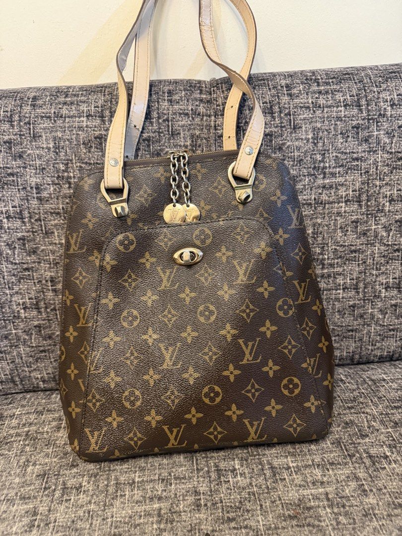 LV BACKPACK 14x12 inches (Category: Backpacks) located in Manila. Submitted by jaylo06 (Listing ID 1457328978, Image 1). Description: Issue cracking sa strap and faded hardwares ung body super ganda pa po naka leather plate lahat ng hardwares naka lv medyo mabigat ganda ng quality kasi ng leather from preloved japan source sa may gusto pm lang po thanks.