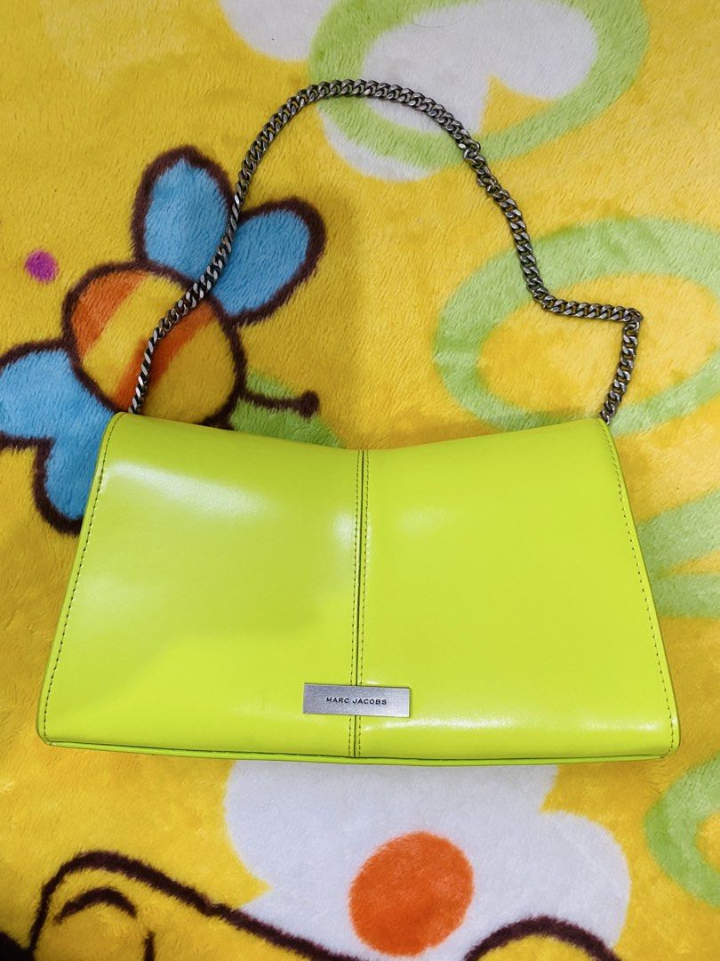 Marc Jacobs Bag (Category: Luxury Bags & Wallets) located in San Jose del Monte. Submitted by cityhanter007 (Listing ID 1457268965, Image 2). Description: -authentic marc jacob -the st marc convertible clutch -like new condition -with tags and made in vietnam -size: 10x6 inches -color: lime green.