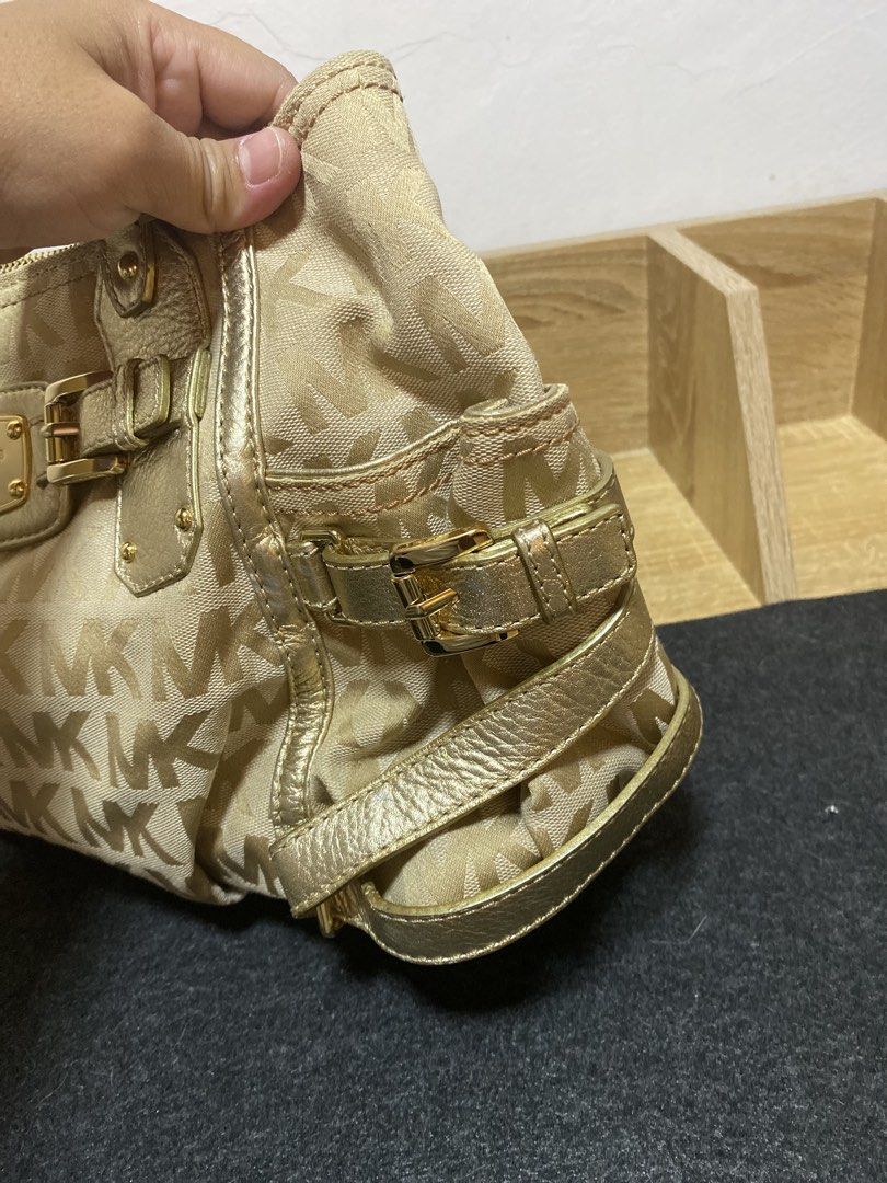 Michael Kors Ganservoot Satchel Bag (Category: Shoulder Bags) located in Cabuyao City. Submitted by copitos (Listing ID 1457232560, Image 3). Description: .