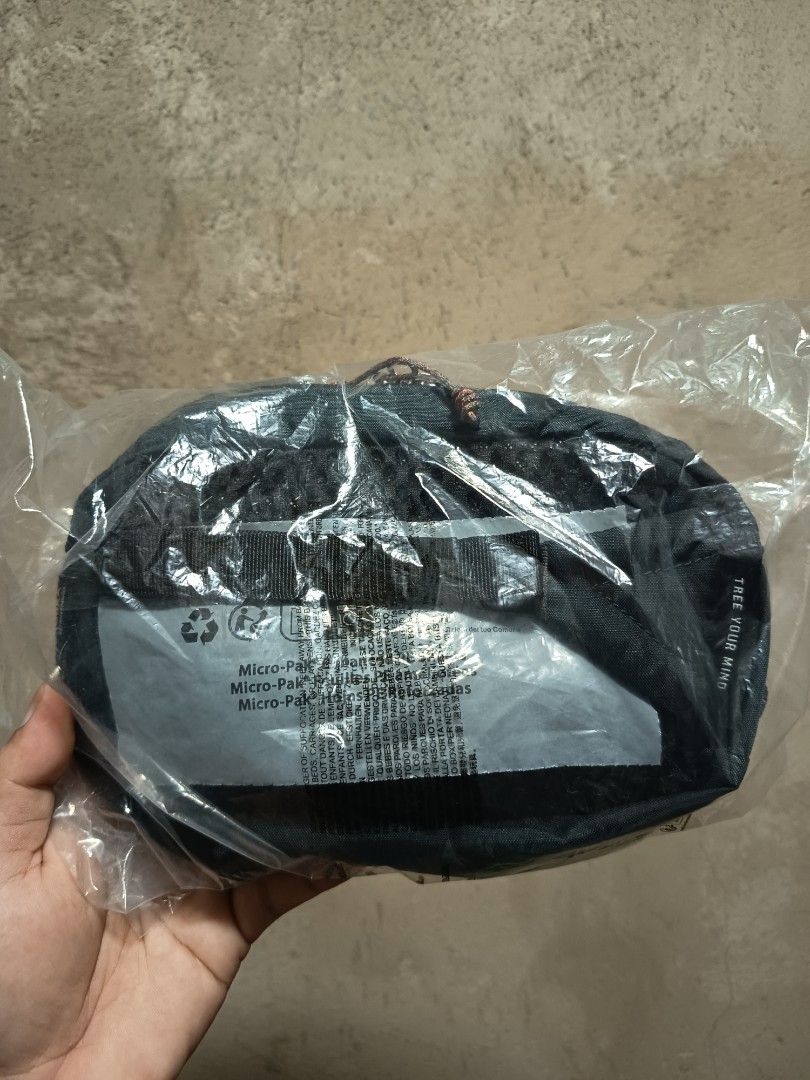 Mountain Hardwear Field Day Hip Pack (Category: Belt bags, Clutches and Pouches) located in Butuan. Submitted by daniel99 (Listing ID 1457175986, Image 3). Description: - Model: Field Day Hip Pack - Color: Dark Storm - Size: Unisex OS (One Size) - Condition: Brand new, still in original packaging - Some Photos are for reference only, ctto. - Swipe ⬅️ for more details .