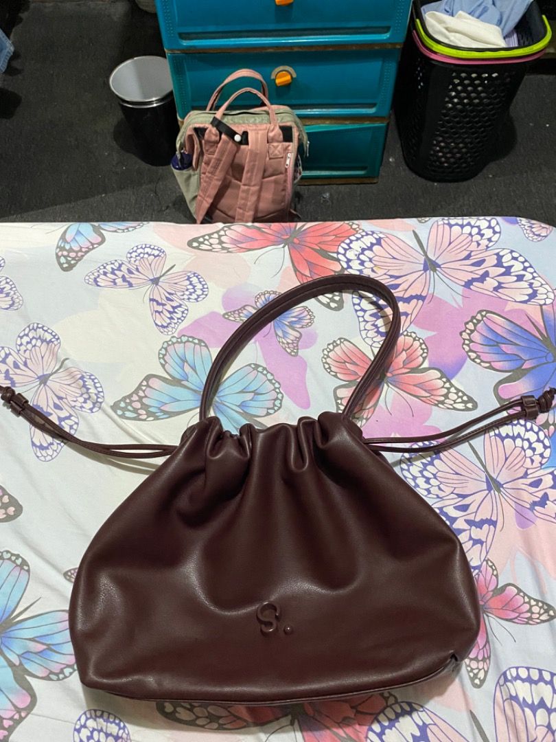 Mumu Select Danica bag (Category: Luxury Bags & Wallets) located in Pasig City. Submitted by zosan.24 (Listing ID 1457198476, Image 2). Description: Preloved Zipper of the inside pocket is broken No other damage besides this .