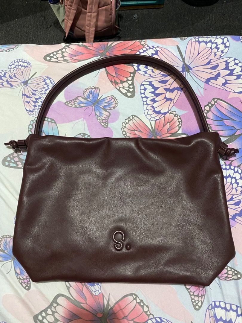 Mumu Select Danica bag (Category: Luxury Bags & Wallets) located in Pasig City. Submitted by zosan.24 (Listing ID 1457198476, Image 1). Description: Preloved Zipper of the inside pocket is broken No other damage besides this .
