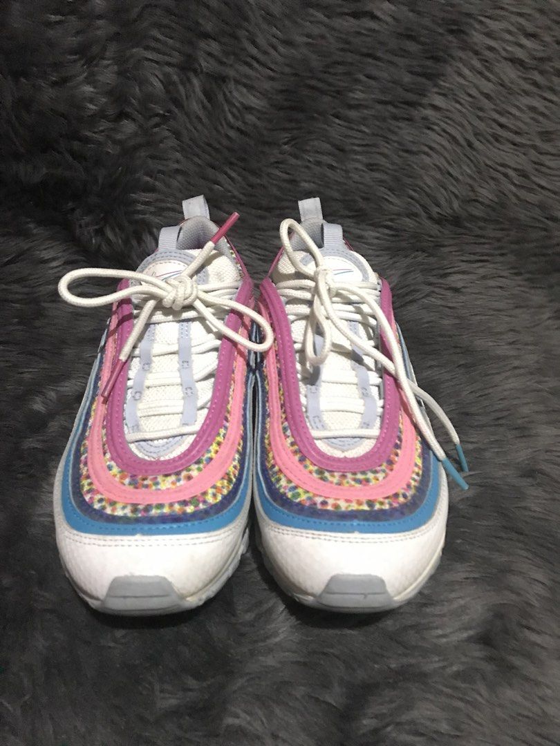 Nike Air Max 97 SE (Category: Sneakers) located in Paranaque City. Submitted by 1tsmerach (Listing ID 1457241243, Image 2). Description: US Size 6.5Y EUR 39 With a white and active fuchsia colorway and colorblock pattern, these limited edition shoes are perfect for both activewear and casual occasions. The round toe shape and low top shoe shaft style feature a lace-up closure for a secure fit. insole provide comfort and durability during gym and 