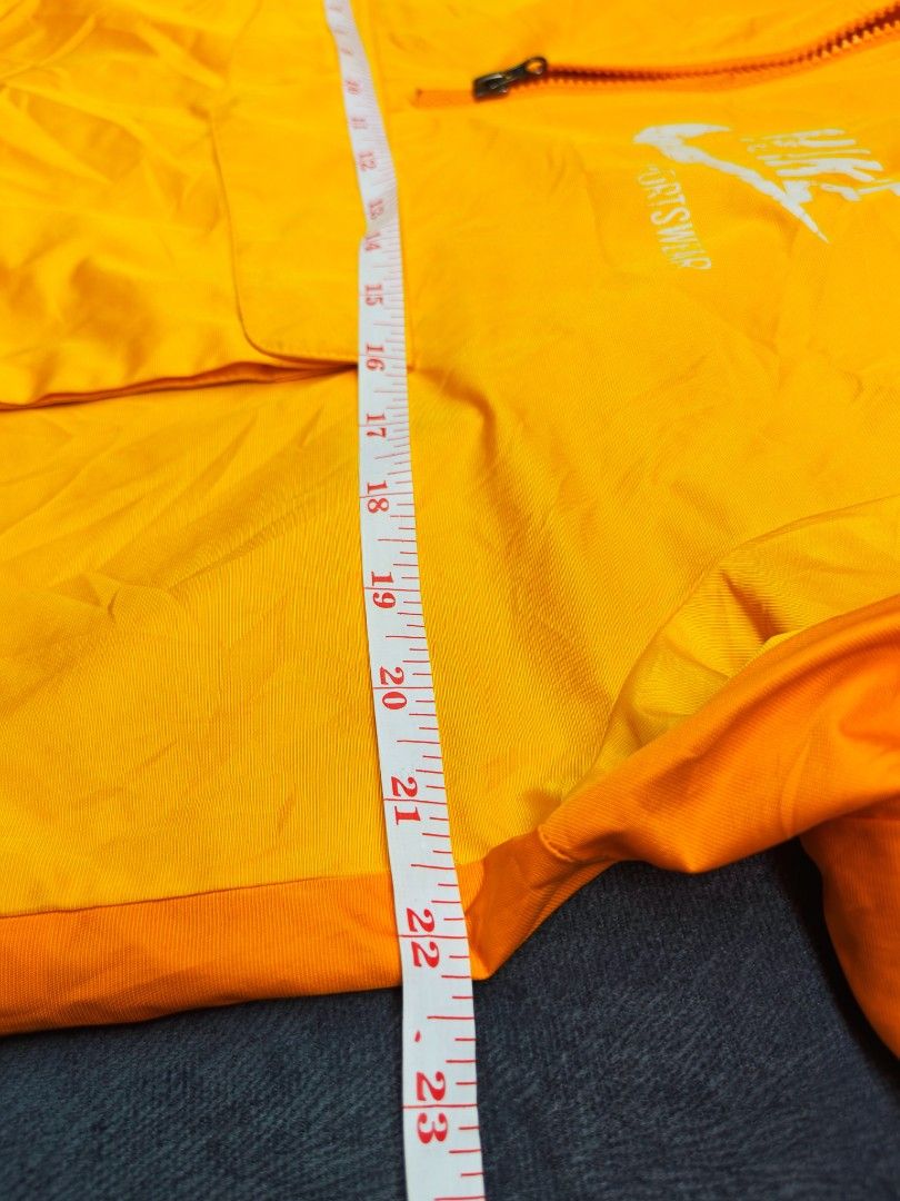 NIKE Original windbreaker (Category: Coats, Jackets and Outerwear) located in Tagbilaran City. Submitted by jahrafael (Listing ID 1457297521, Image 3). Description: size: small to medium color: 10/10 issue: none.