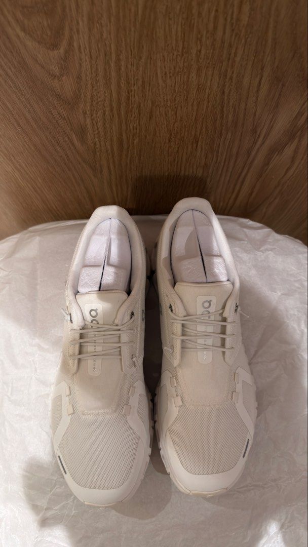 On Cloud 6 Walking / Running Shoes White (Category: Sneakers) located in Taguig. Submitted by mid20springcleaners (Listing ID 1457275034, Image 3). Description: On Cloud 6 White Size: US 8.5 Men’s Fits US9 Brand new, fitted only Condition: 10/10 Bought from Japan With box (size 9) RFS: Wrong size.