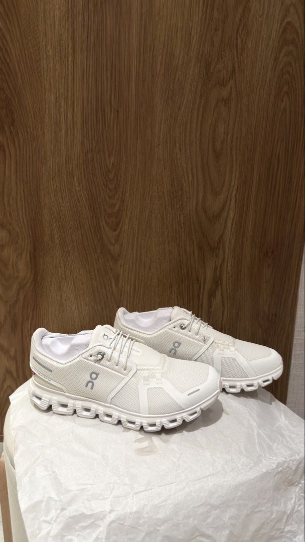 On Cloud 6 Walking / Running Shoes White (Category: Sneakers) located in Taguig. Submitted by mid20springcleaners (Listing ID 1457275034, Image 2). Description: On Cloud 6 White Size: US 8.5 Men’s Fits US9 Brand new, fitted only Condition: 10/10 Bought from Japan With box (size 9) RFS: Wrong size.