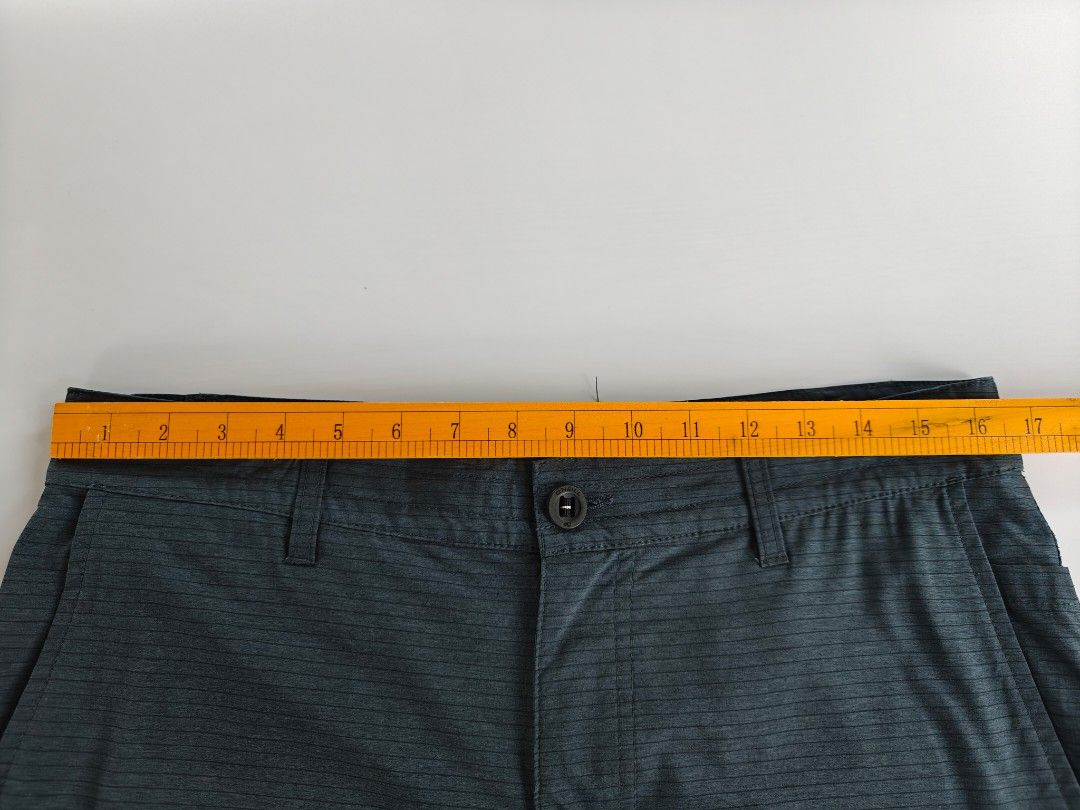 O'neill Hybrid Cargo Short (Category: Activewear) located in Alaminos. Submitted by epargne (Listing ID 1457254914, Image 2). Description: O'Neill Hybrid Cargo Short Size : 32 on tag Dimes : W32"-", L"20 Asnew condition ! Washed and ready to wear PRICE : 850 +Shipping fee.