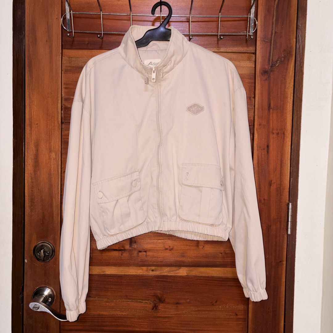 Petrol Beige Jacket (Category: Coats, Jackets and Outerwear) located in Manila. Submitted by ciiii1 (Listing ID 1457308506, Image 3). Description: Size: XL Color: Beige / Cream Brand: Petrol Industries Quick Details: Full-zip front closure with mock neck collar Front utility pockets with button flaps Elasticized hem and cuffs for a comfortable fit Clean aesthetic with subtle chest logo patch .