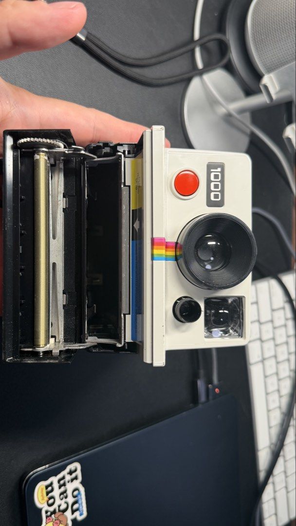 Polaroid Land Camera 1000 即影即有菲林相機 （分類：相機）位於 Hong Kong。 由 lelewang223 提交（商品編號 1457238789，圖片 2）。簡介： Polaroid Land Camera 1000 菲林相機。經典彩虹間條設計，好有復古feel。機身白色，連埋原裝頸繩。打開側蓋見到入菲林位同埋滾輪，睇落仲好新淨。影相好有氣氛，啱晒鍾意玩菲林嘅朋友。。