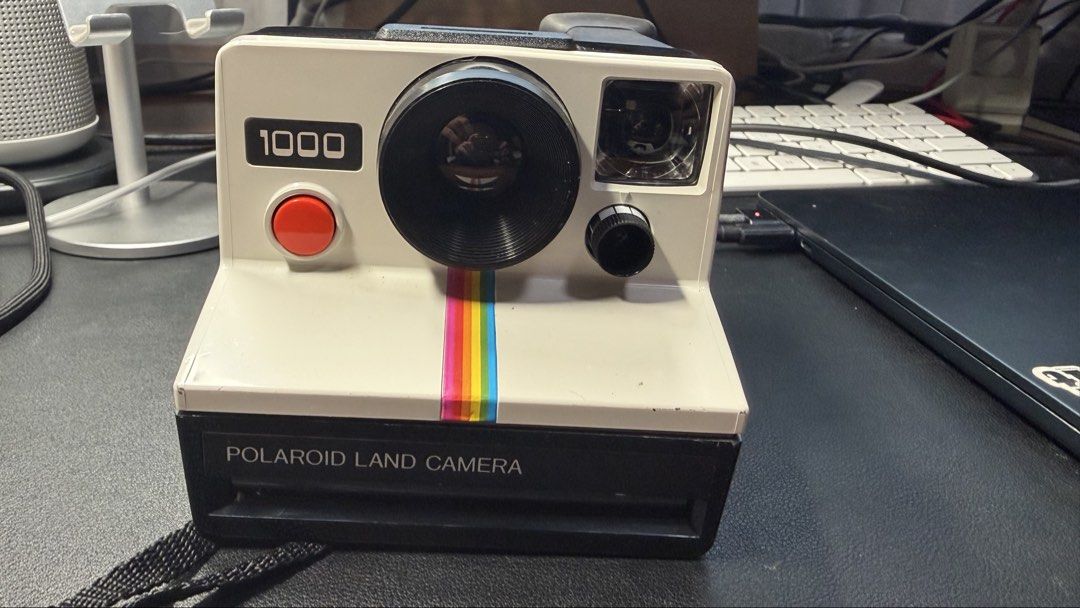 Polaroid Land Camera 1000 即影即有菲林相機 （分類：相機）位於 Hong Kong。 由 lelewang223 提交（商品編號 1457238789，圖片 1）。簡介： Polaroid Land Camera 1000 菲林相機。經典彩虹間條設計，好有復古feel。機身白色，連埋原裝頸繩。打開側蓋見到入菲林位同埋滾輪，睇落仲好新淨。影相好有氣氛，啱晒鍾意玩菲林嘅朋友。。