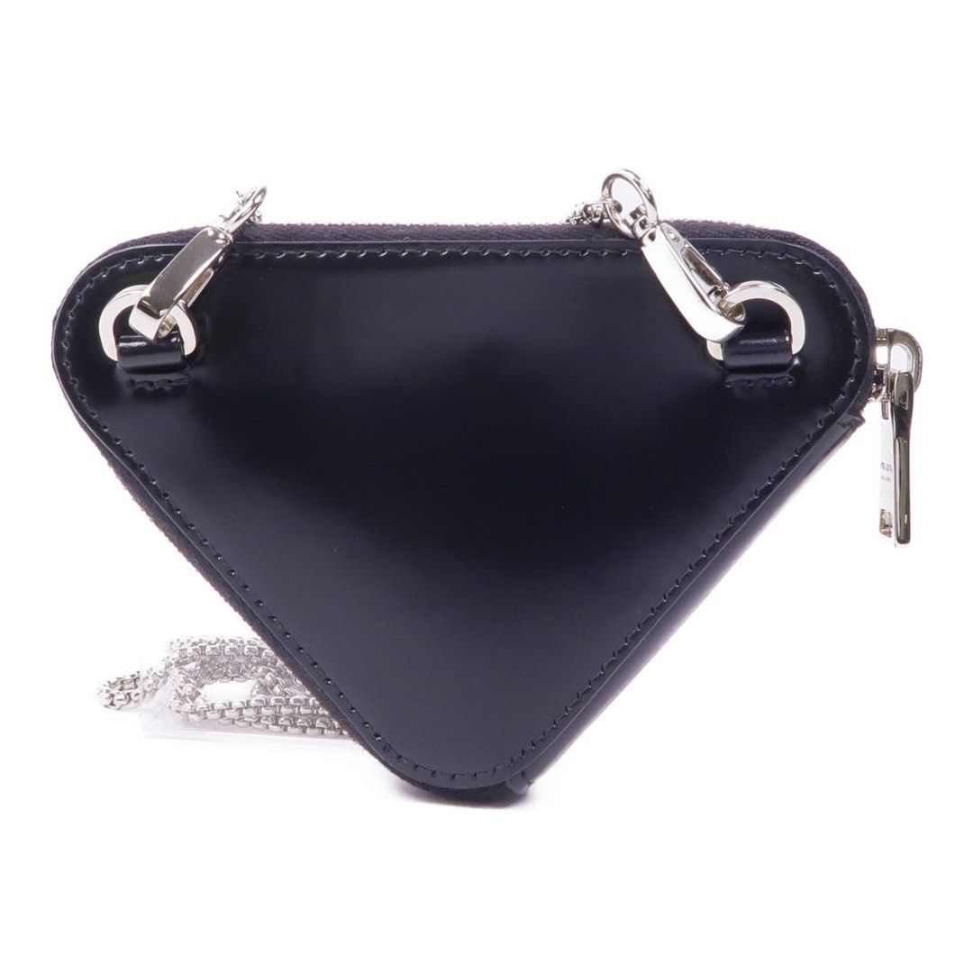 Prada 三角細袋 （分類：手袋及銀包）位於 Hong Kong。 由 shoppingcccccc 提交（商品編號 1457163002，圖片 3）。簡介： Prada 三角細袋，手掌大小，黑色漆皮材質，配有銀色鏈條。袋子整體狀況良好，正面沒有明顯花痕，但背面有輕微使用痕跡（請參考圖5）。介意使用痕跡的朋友勿拍 過份議價不回 Prada Triangle Small Bag, palm-sized, black patent leather material with silver chain. Overall in good condition. No obvious scratches on the front, but light signs of use on the back (please refer to Photo 5). Please skip if you mind signs of use. No replies to unreasonable offers.。