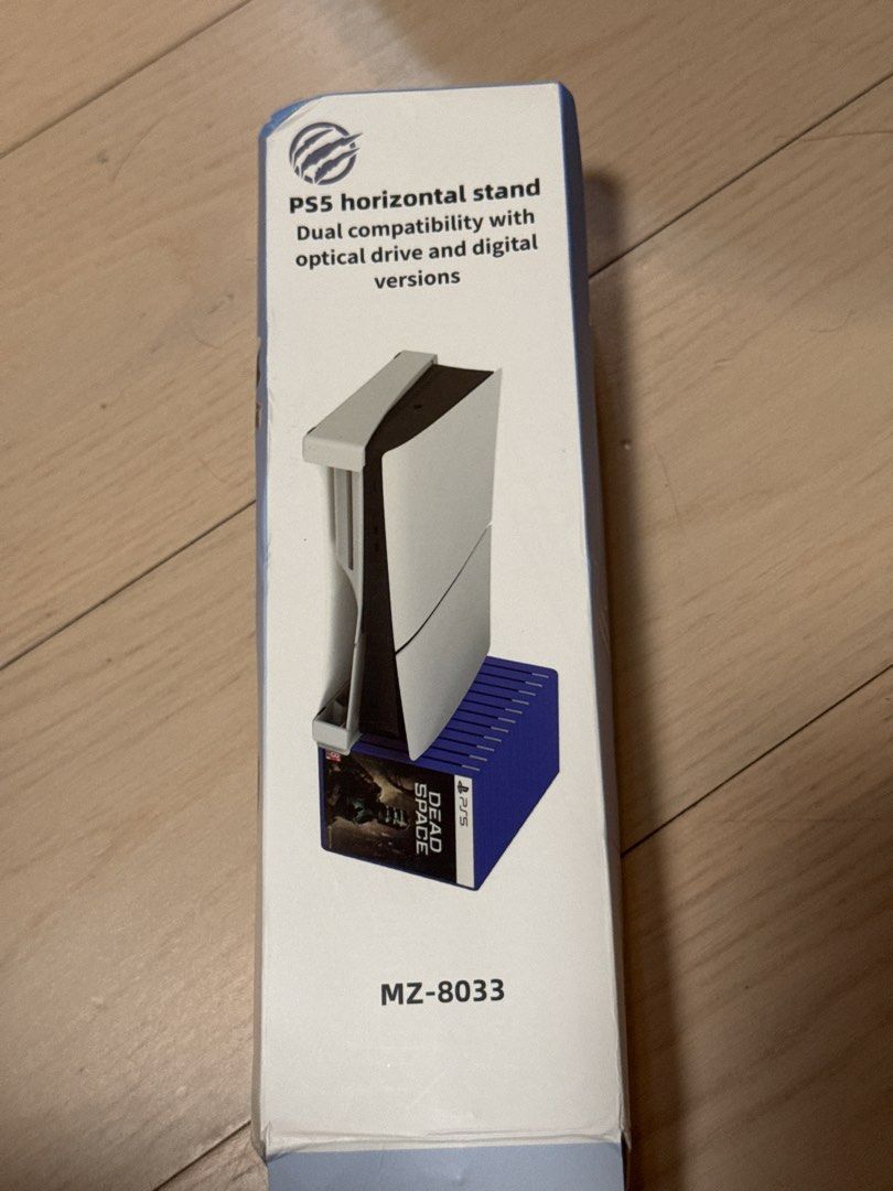PS5 pro/slim 主機橫放支架（自帶 12 個遊戲收納槽） （分類：PlayStation）位於 Hong Kong。 由 irisli1123 提交（商品編號 1457274941，圖片 1）。簡介： 因買錯size，外盒有打開過，支架全新 請直接預約交收時間/方式 •付款方式：現金、payme、轉數快 • 面交：元朗/天水圍/朗屏/粉嶺 • 寄送：SF(運費買家順豐到付) 。