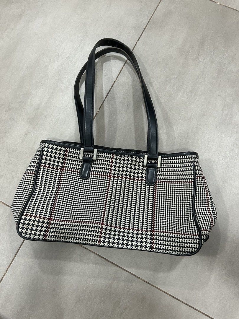 Ralph Lauren bag (Category: Luxury Bags & Wallets) located in Pasay City. Submitted by maison_bela (Listing ID 1457267281, Image 1). Description: Authentic RL 12.5 in x 7 in .