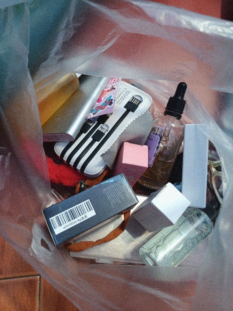 RANDOM SET Bundle (Category: Batteries & Power Banks) located in Quezon City. Submitted by catsdeclutter (Listing ID 1457313980, Image 1). Description: - 10000mAh Power Bank with Charging Cables - Dropper Bottle - Small Boxes - Miscellaneous Accessories - All items included in the bag as pictured - Ideal for portable power solutions and small tech essentials.