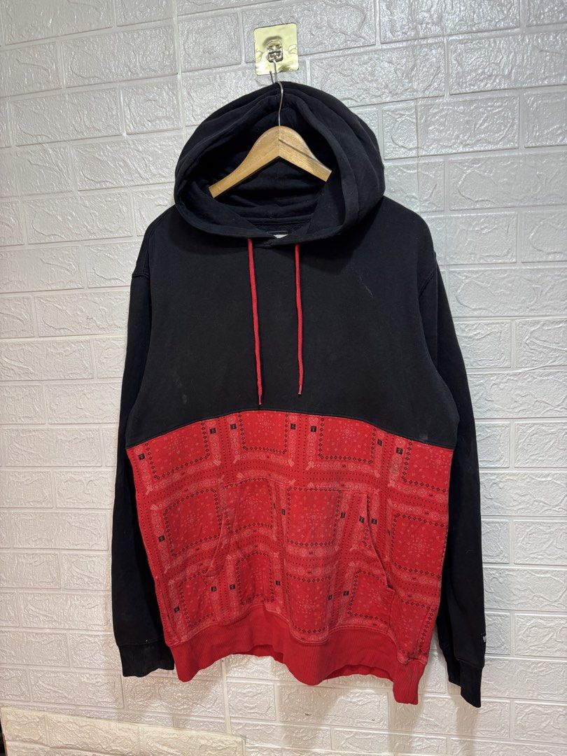 RVCA HOODIE JACKET (Category: Coats, Jackets and Outerwear) located in Quezon City. Submitted by xoxochiq (Listing ID 1457239429, Image 1). Description: RVCA BANDANA HOODIE JACKET Large Length - 30 Width - 24 10/10 color rate Excellent Condition 750 only pm me!.