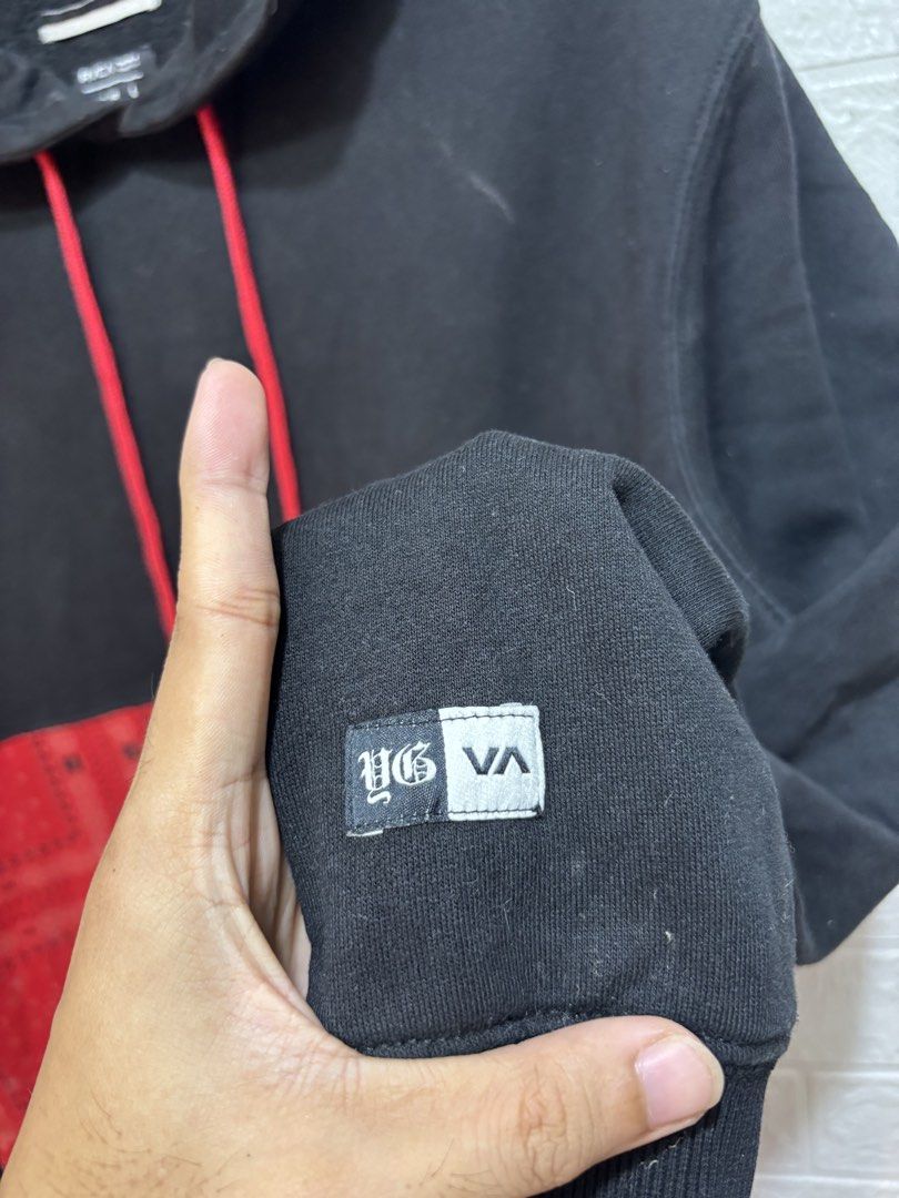 RVCA HOODIE JACKET (Category: Coats, Jackets and Outerwear) located in Quezon City. Submitted by xoxochiq (Listing ID 1457239429, Image 3). Description: RVCA BANDANA HOODIE JACKET Large Length - 30 Width - 24 10/10 color rate Excellent Condition 750 only pm me!.