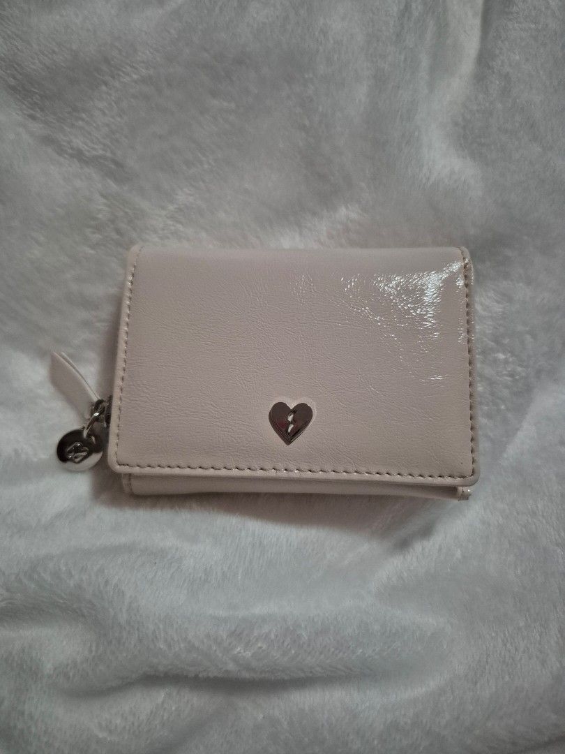 SeaGloca Love Wallet in Pink (Category: Wallets & Card holders) located in Malabon City. Submitted by cerixe (Listing ID 1457263682, Image 1). Description: SeaGloca Love Multi-Card Slot Short Wallet with Zipper Coin Purse for Woman No 26 in Pink 🩷 Really good quality trifold wallet with a snap closure in a glossy faux leather finish. Super pretty in person!! 💕 Originally bought for ₱268 in the orange app (see last photos for screenshots). Only 