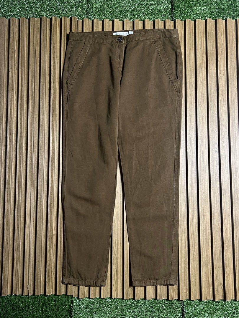 SEE BY CHLOE - NEUTRAL SLIM FIT PANTS (Category: Luxury Apparel) located in Bacolod City. Submitted by timelessbyjosh (Listing ID 1457263093, Image 1). Description: BEST FOR CASUAL OUTFITS SIZE : USA 4 ACTUAL COLOR : BROWN COLOR RATE : 9. 5 OUT OF 10 CONDITION : EXCELLENT MATERIAL : / RACAGGANI ZIPPERS MADE IN : ITALY FLAWS : NONE DIMENSIONS WAIST - 30 LENGTH - 34. 5 THIGH - 11 LEG OPENING - 6 MEASUREMENT TAKEN WHILE LAYING FLAT. PLEASE COMPARE T