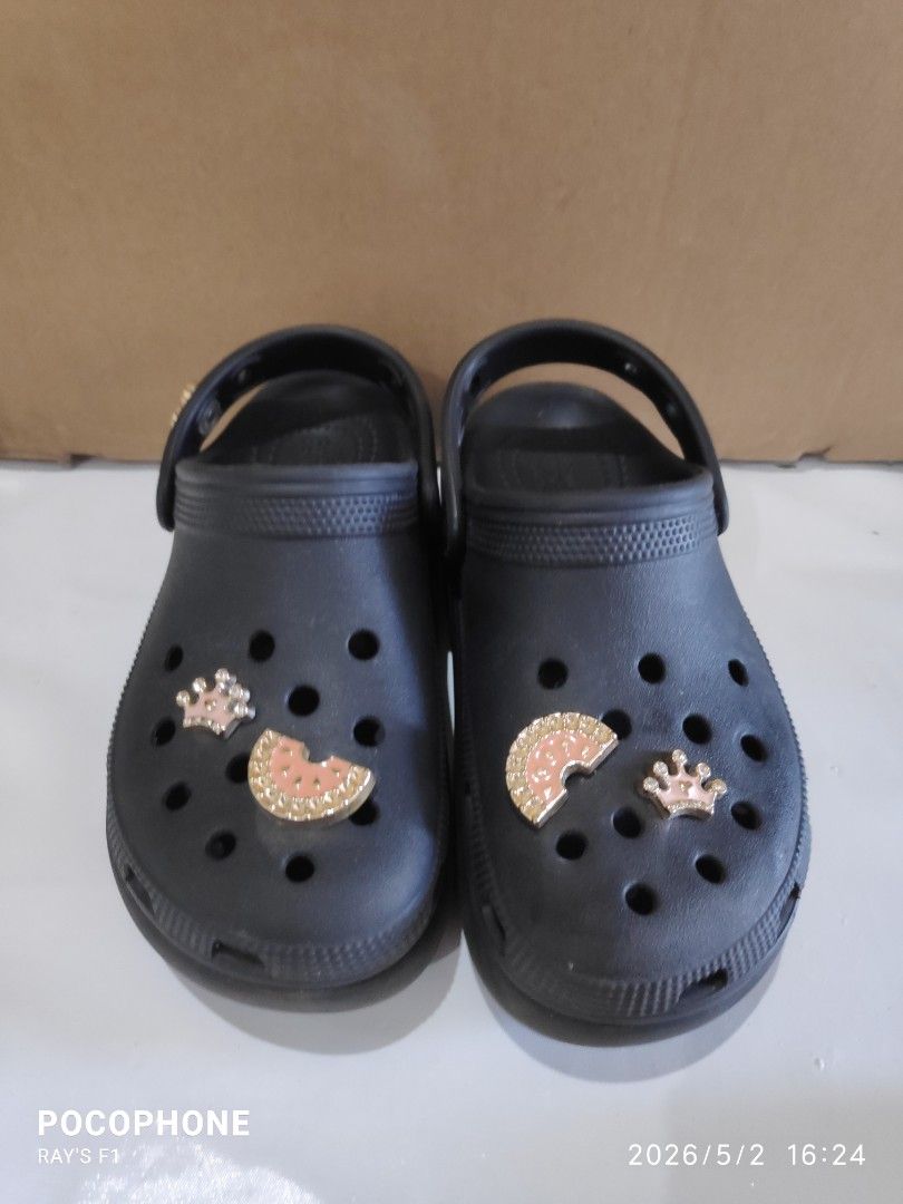 Size J2 Black Crocs (Category: Babies & Kids Fashion) located in Pagsanjan. Submitted by rays-days (Listing ID 1457320126, Image 1). Description: - Black Crocs - Size J2 - Includes cute charms: crown and watermelon slice - Adjustable strap (can be worn up or down) - Ideal for everyday wear original pm me meet up around SANTA CRUZ LAGUNA for shipping, buyer will shoulder the fees.