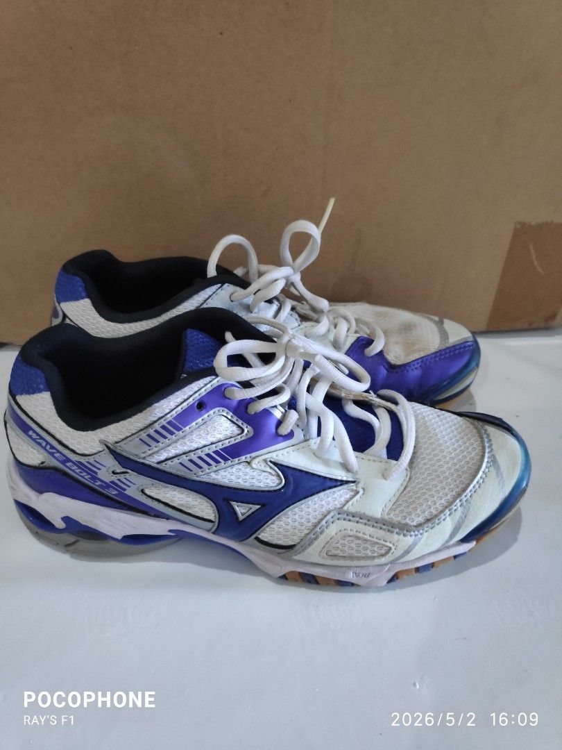 Size UK 5 Mizuno Wave bolt 3 (Category: Sneakers) located in Pagsanjan. Submitted by rays-days (Listing ID 1457320632, Image 3). Description: - Mizuno Wave bolt 3 - Colorway: White, blue, and silver - Closure: Lace-up - Features: Excellent grip on soles - Origin: Made in Vietnam - Condition: Pre-owned, with plenty of life left - Ideal for: Indoor sports size 5 UK pm me meet up around SANTA CRUZ LAGUNA for shipping, buyer will shoulder the fees.