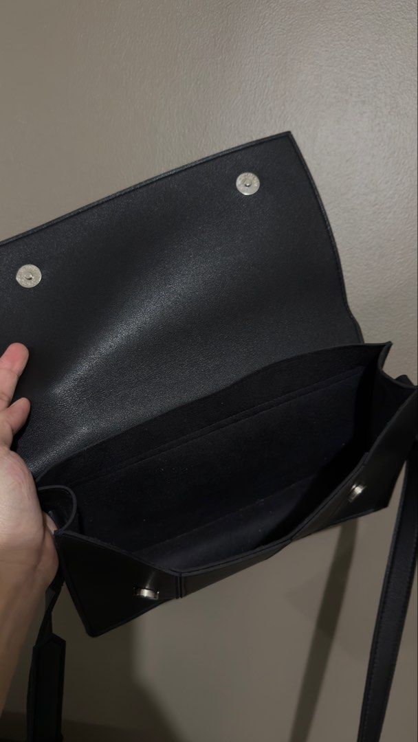 Straightforward DVL Perenne - Black (Category: Clutches) located in Quezon City. Submitted by keywayelih (Listing ID 1457318073, Image 3). Description: SELLING P500.00 Straightforward DVL Perenne Colorway: Black Condition: 9.5/10 RFS: Di na nagagamit MOP: GCash, Maya, Bank Transfer, Cash MOD: Grab, Lalamove, Moveit, Pickup Location: West Avenue, Quezon City.