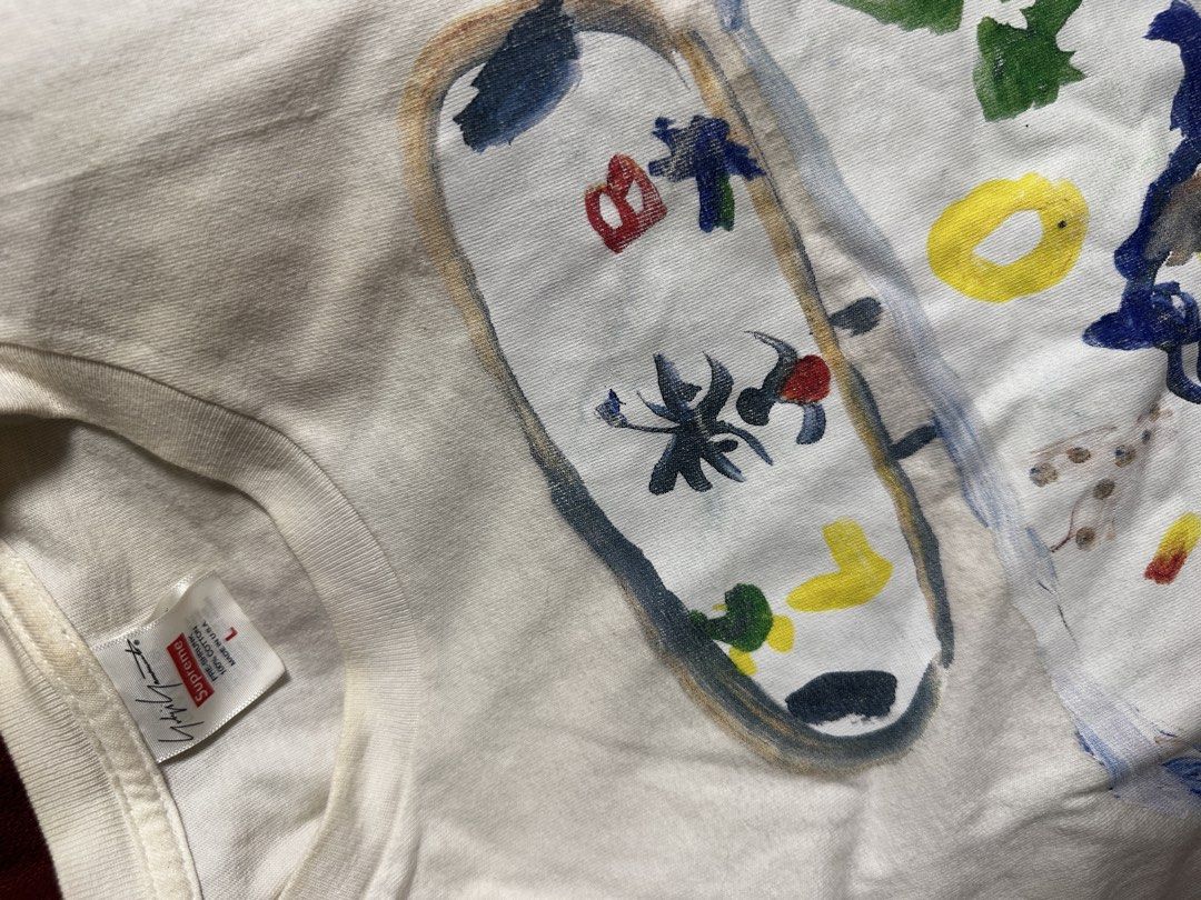 Supreme 白色T恤 （分類：T-shirt、恤衫、有領衫）位於 Hong Kong。 由 jomami78 提交（商品編號 1457308453，圖片 3）。簡介： 少少染色Selling this cool Supreme white tee! The tee itself is white and has a size L tag. Perfect for adding some edgy art vibes to your outfit! Meetups available in Kwun Tong or Wai Yip Street.。
