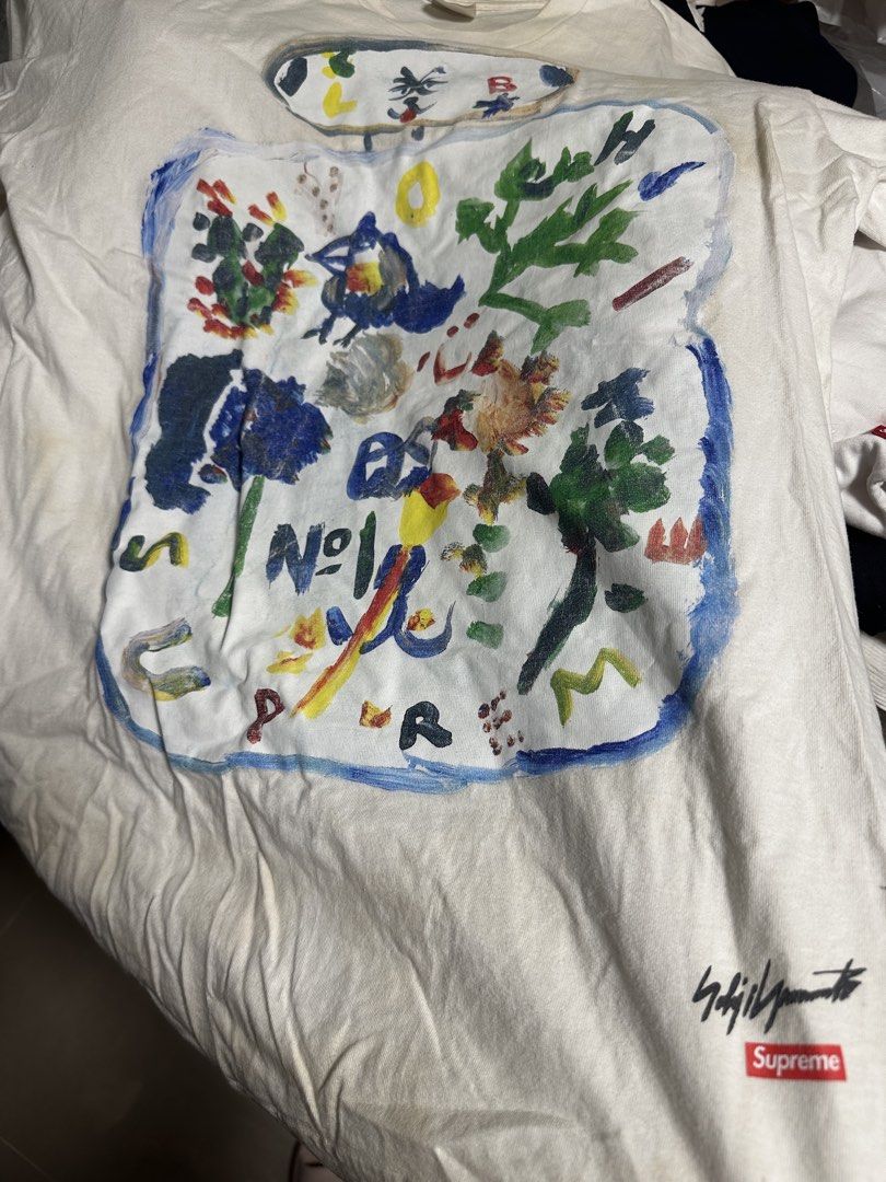 Supreme 白色T恤 （分類：T-shirt、恤衫、有領衫）位於 Hong Kong。 由 jomami78 提交（商品編號 1457308453，圖片 1）。簡介： 少少染色Selling this cool Supreme white tee! The tee itself is white and has a size L tag. Perfect for adding some edgy art vibes to your outfit! Meetups available in Kwun Tong or Wai Yip Street.。