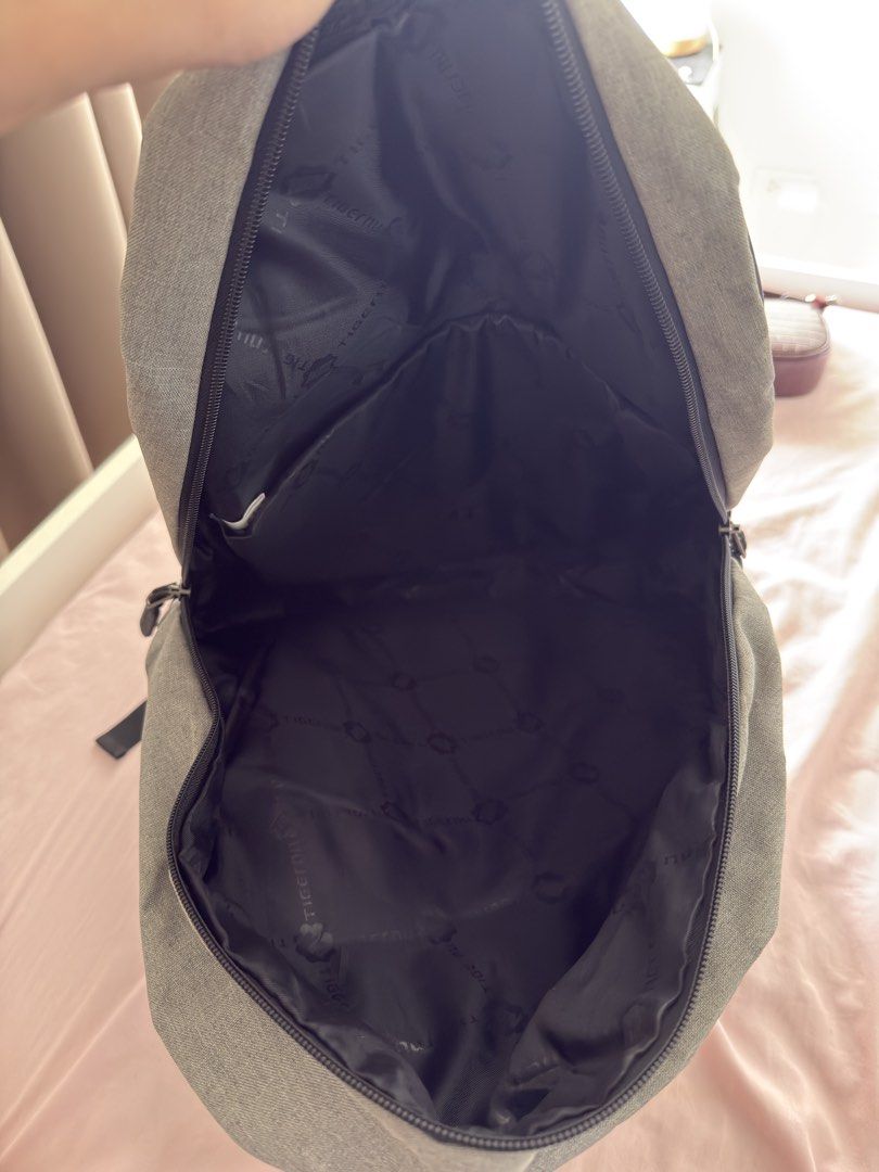 Tigernu Laptop Bag (Category: Laptop Bags & Sleeves) located in Makati City. Submitted by thisisshy (Listing ID 1457211744, Image 3). Description: Grey/Black Nylon material Laptop bag Can fit 14-15" laptop.