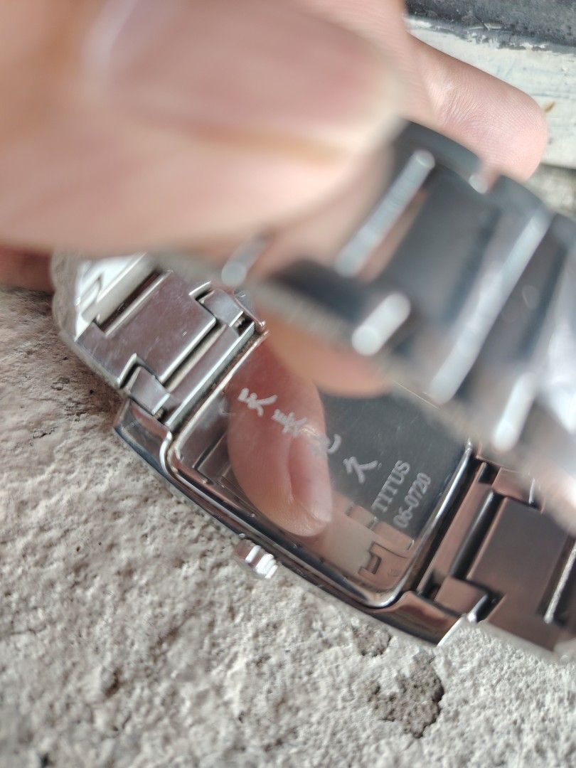 Titus Rectangular Watch (Category: Watches) located in Cheras. Submitted by onemuhaimin (Listing ID 1457157633, Image 3). Description: - Titus watch - Silver-tone metal strap - Rectangular face with silver dial - Arabic numerals at 12, 3, 6, 9 - Date window at 3 o'clock - Minor scratches on casing and strap - Overall, a nice piece.