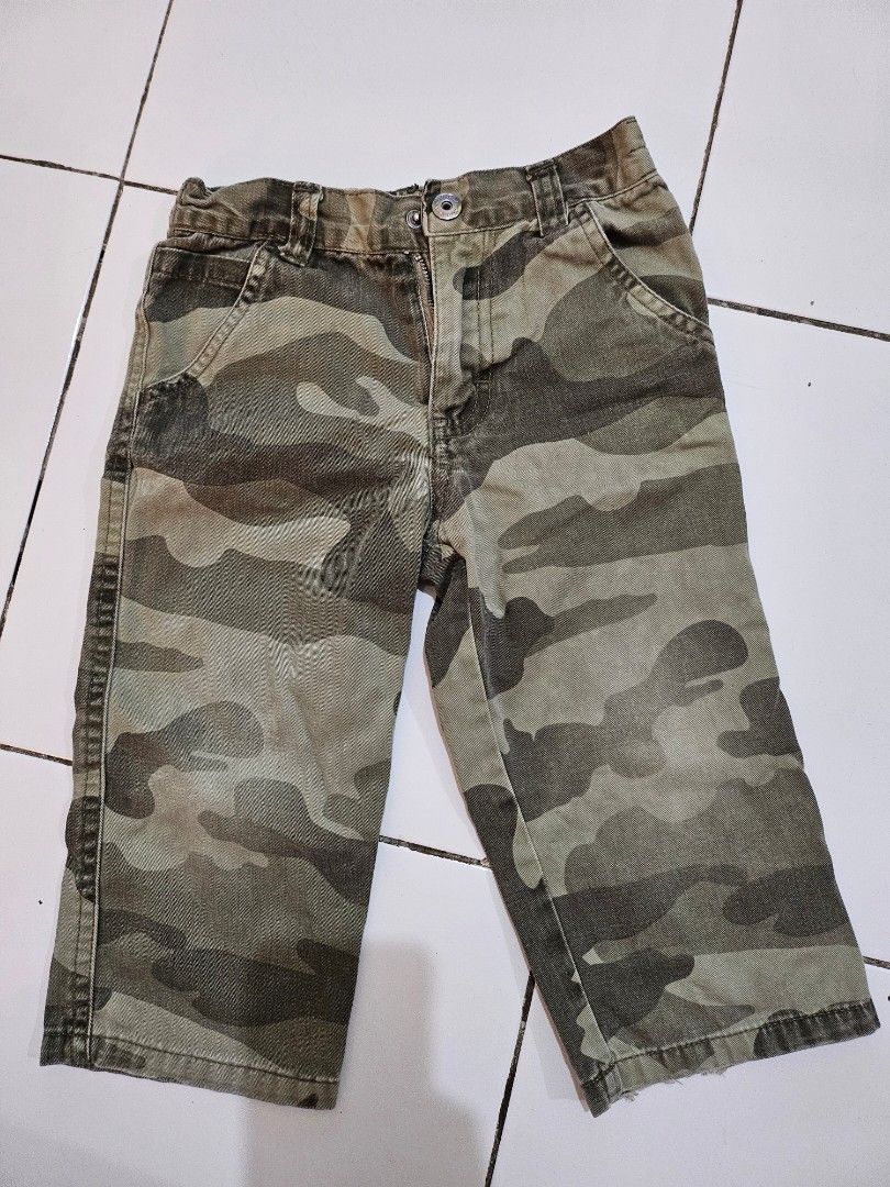 Toddler Pants and Shorts (Category: Babies & Kids Fashion) located in Mandaluyong City. Submitted by efril.pecson (Listing ID 1457244987, Image 2). Description: - Bundle of 3 boys' shorts - Includes: Calvin Klein Jeans camouflage cargo shorts (size 24M) - Also includes: White cargo shorts with blue stitching - And: Red shorts with a crab graphic - Ideal for summer play.