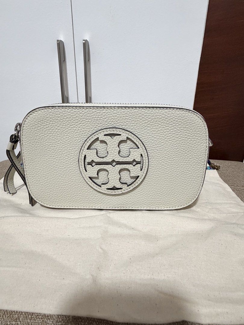 Tory Burch Kira Camera Bag - White Leather (Category: Luxury Bags & Wallets) located in Manila. Submitted by ethansuperman (Listing ID 1457315484, Image 2). Description: - White leather Kira camera bag by Tory Burch - Iconic Double T logo cutout - Comes with a branded strap - Secure zipper closure - Ideal for everyday use or travel - Spacious enough for your essentials.