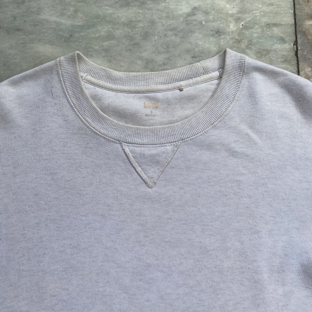 UNIQLO Crewneck Sweatshirt Light Grey (Category: Coats, Jackets and Outerwear) located in Manila. Submitted by vashoffdwork (Listing ID 1457303003, Image 2). Description: - Grey UNIQLO sweatshirt - Crewneck style with V-insert detail - Size: Medium (M) - Made in China - Ideal for casual outfits.